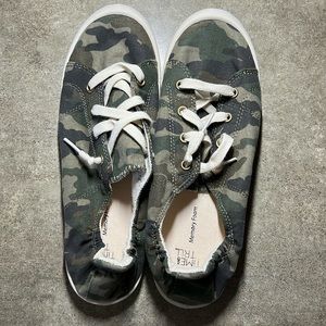 Time and Tru canvass shoes, brand new, size 9.5